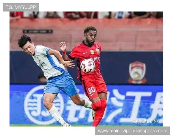 上海海港锁定杨希，右路回追抢断成亮点